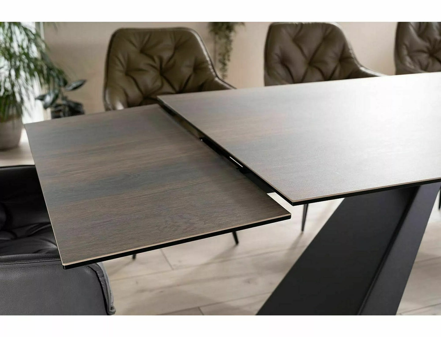 Galds Vikto 77/90/160 - 240 cm brūna / matēta melna - N1 Home